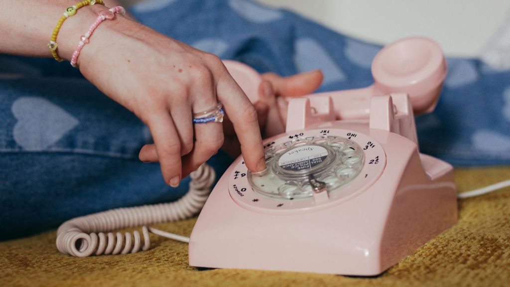 Mujer con un teléfono