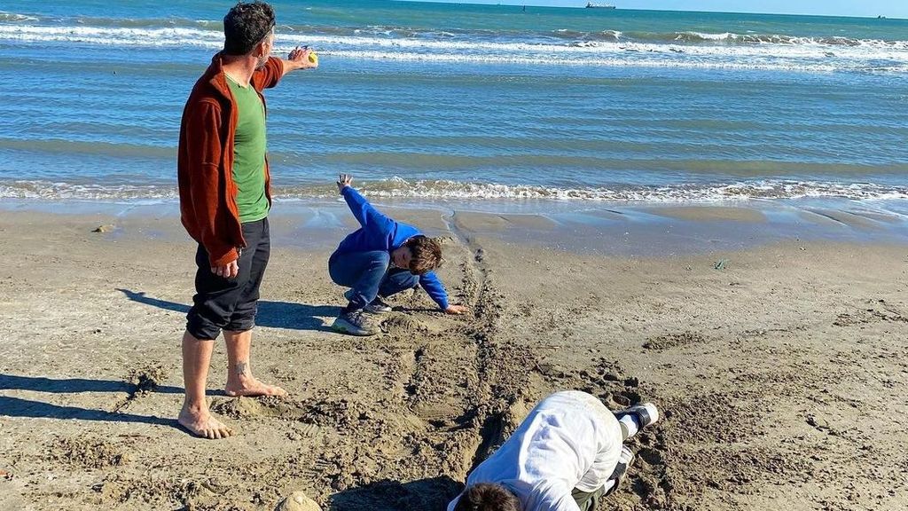 Nacho Palau con sus hijos Ivo y Telmo en una playa