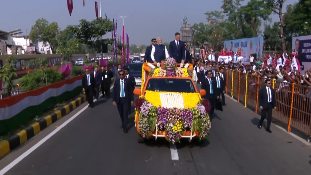 Pedro Sánchez, recibido al estilo Bollywood en India: bailes, flores y un baño de masas