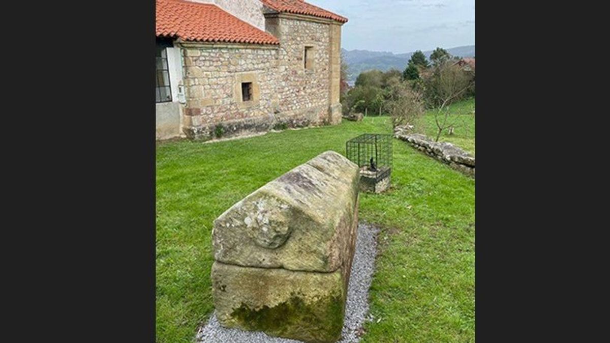 Recuperan sárcofa medieval en una iglesia de Santander