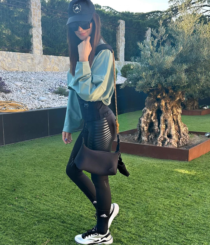Romina en el jardín de su casa. FUENTE: Instagram @rominabelluscio11