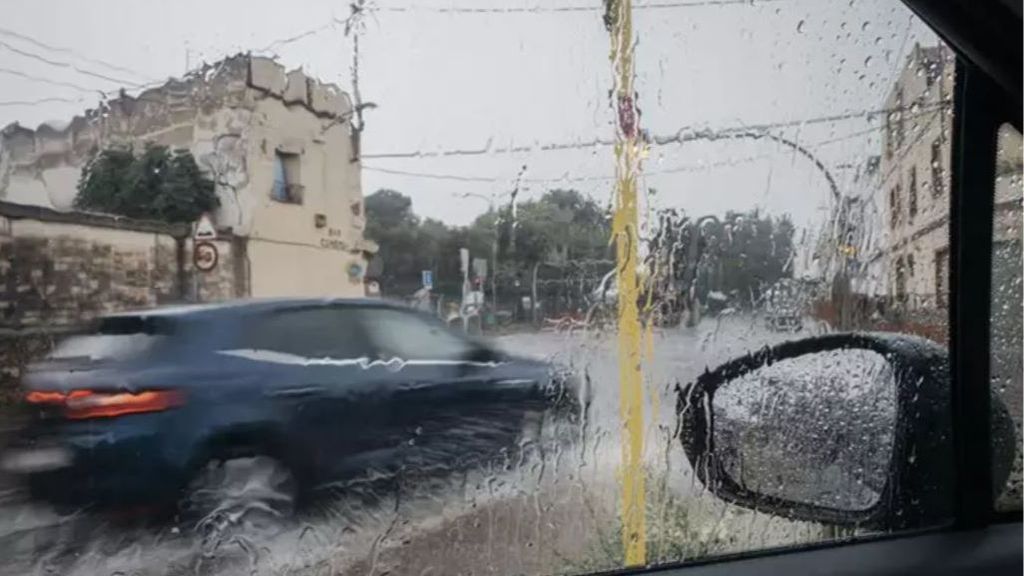 Coche circulando bajo la lluvia