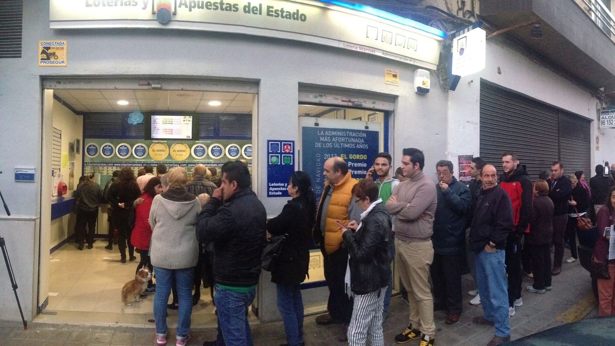 Colas a las puertas de la Loteria Manises, en Valencia