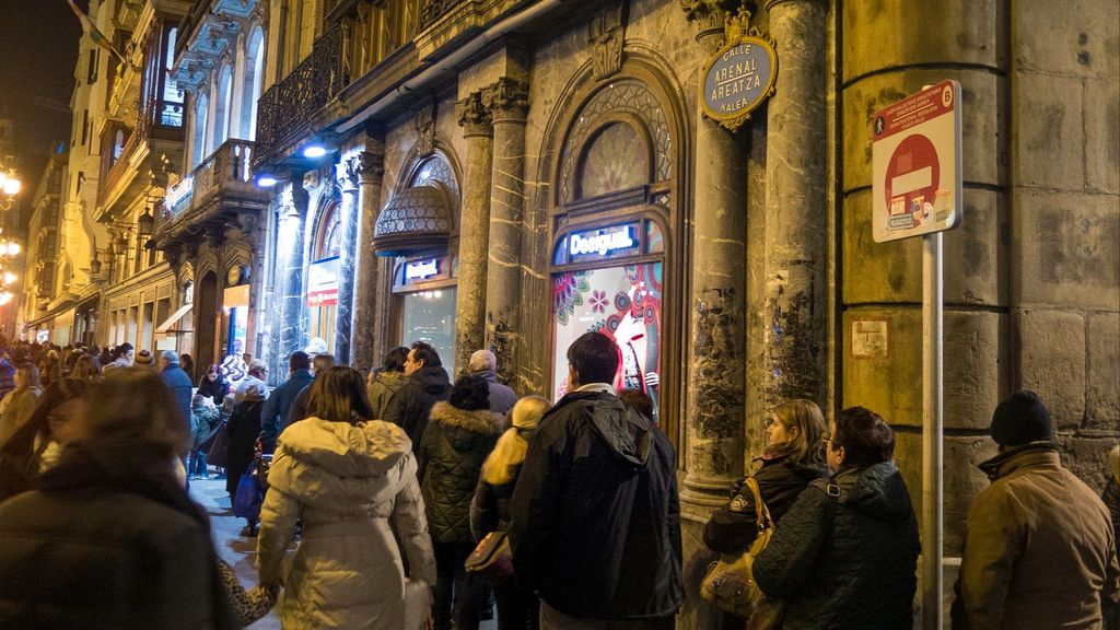 Colas delante de Lotería Azcarreta, en Bilbao