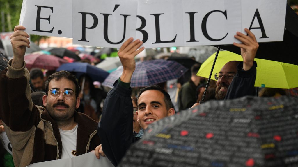 Decenas de personas durante una manifestación por la educación pública