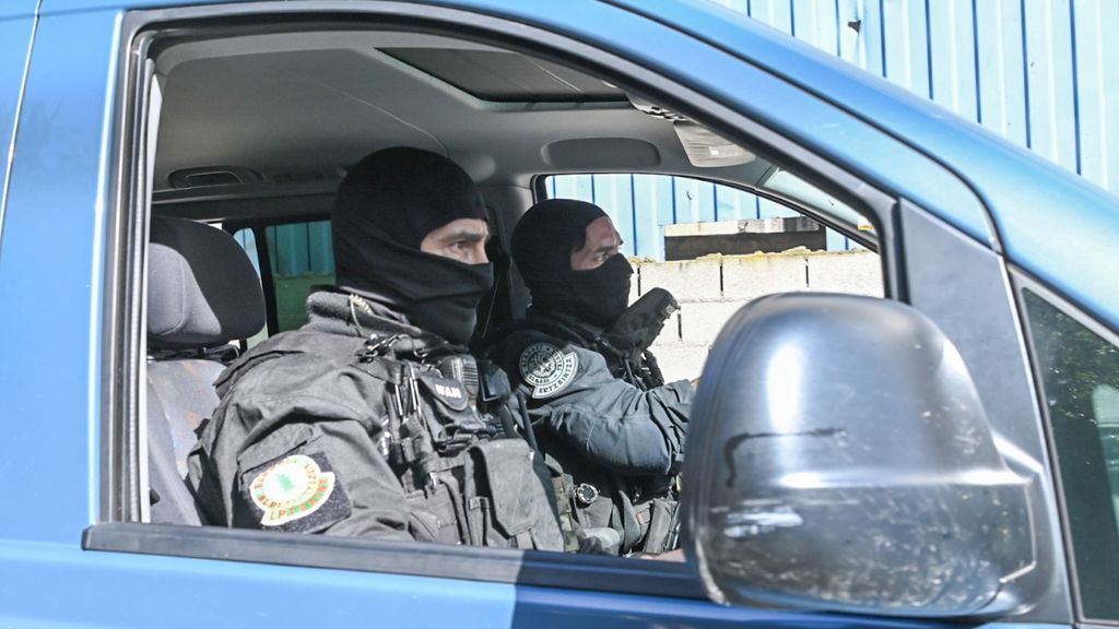 Dos agentes de la Ertzaintza en un vehículo durante un operativo en Vizcaya