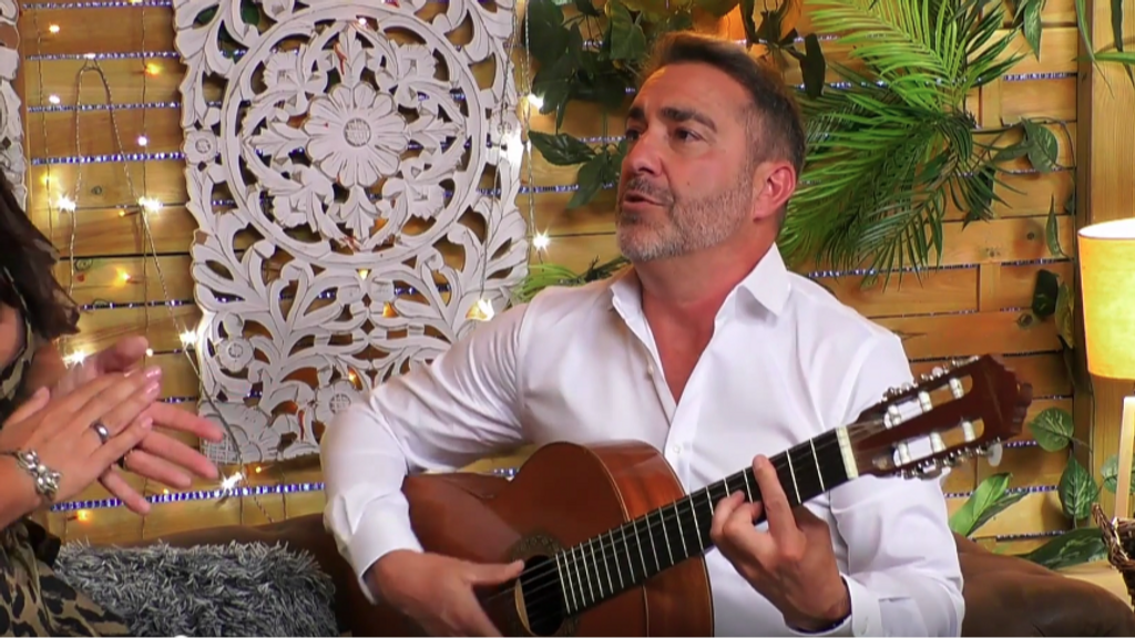 Eduardo toca la guitarra en 'First Dates'