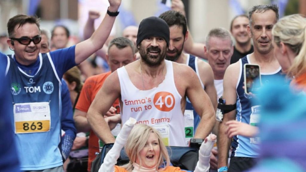 El mejor Colin Farrell en el Maratón de Dublin: medio millón de euros para caridad y el gesto con su amiga en silla de ruedas