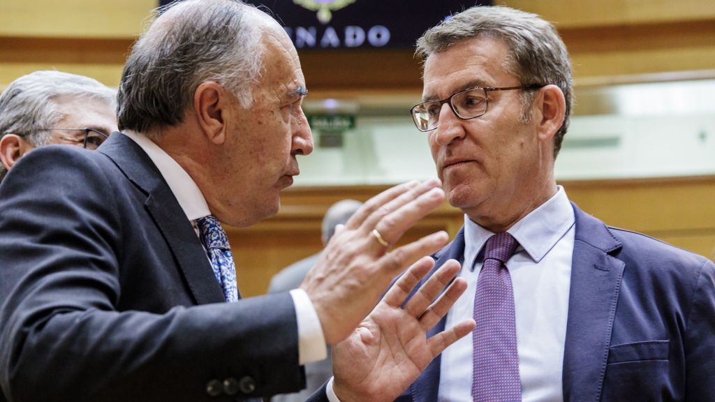 El senador del PP, José Ignacio Landaluce (i), y el presidente del Partido Popular, Alberto Núñez Feijóo