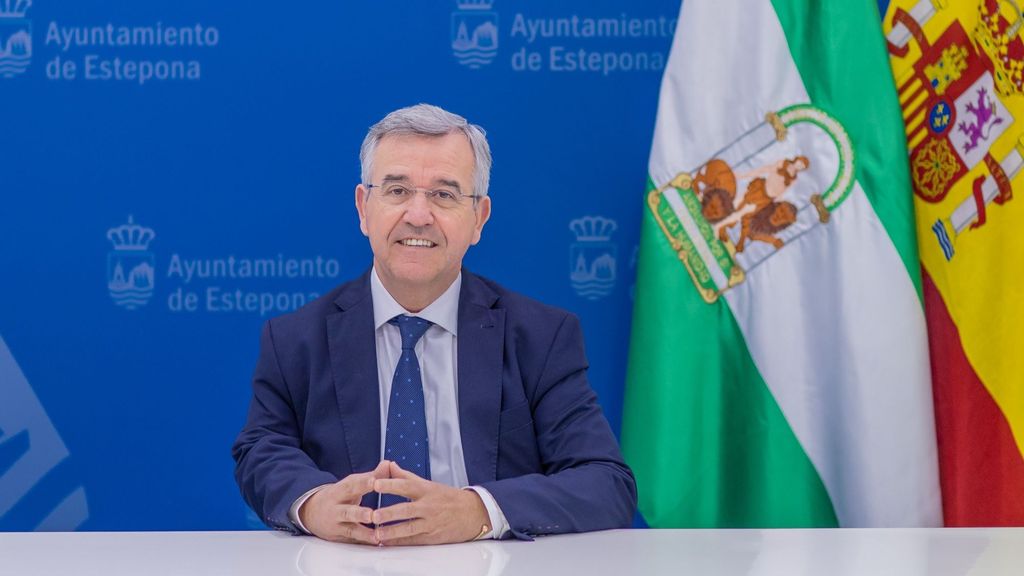 José María García Urbano, alcalde de Estepona, en rueda de prensa