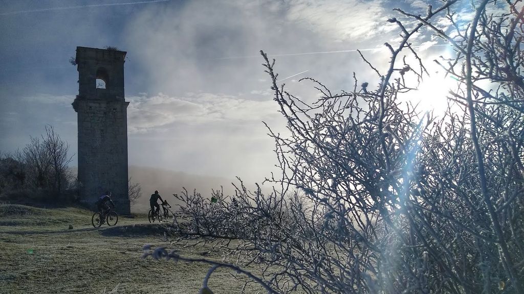 La torre de la antigua iglesia es lo único que queda en pie