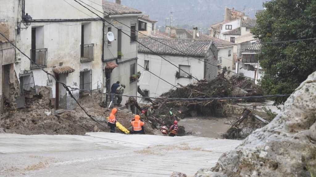 Labores de rescate de los servicios de emergencias en Letur, Albacete