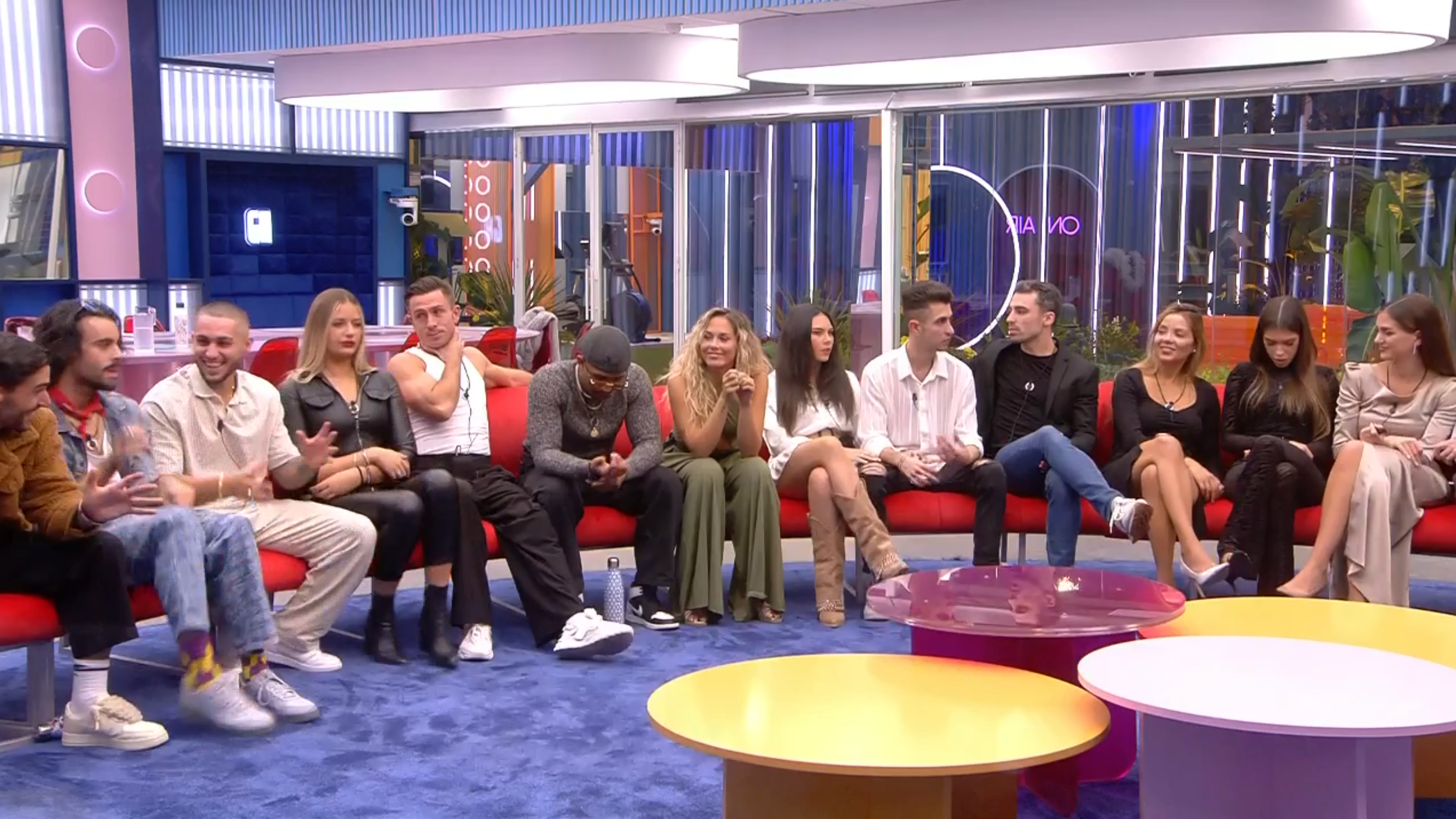 Los concursantes durante la publi