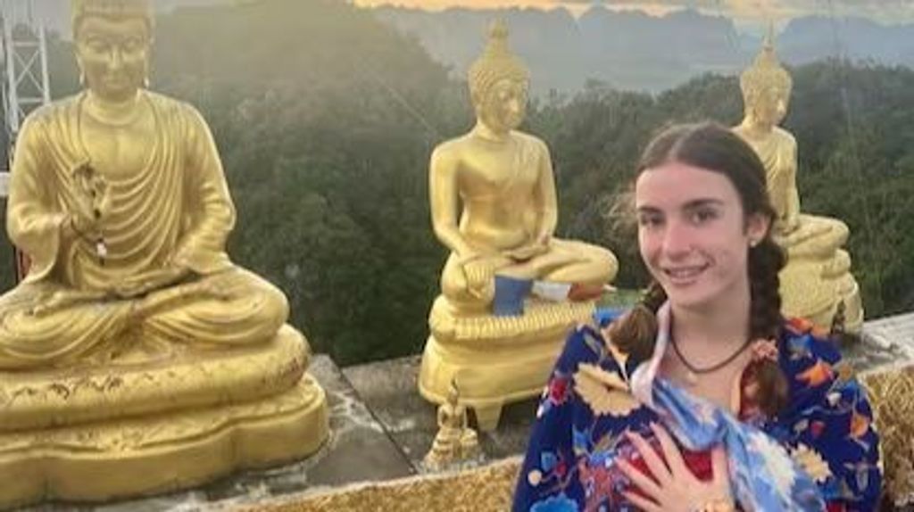 Los padres de Ángela Agudo, la joven valenciana en coma en Tailandia, señalan que su condición ha empeorado por la fiebre