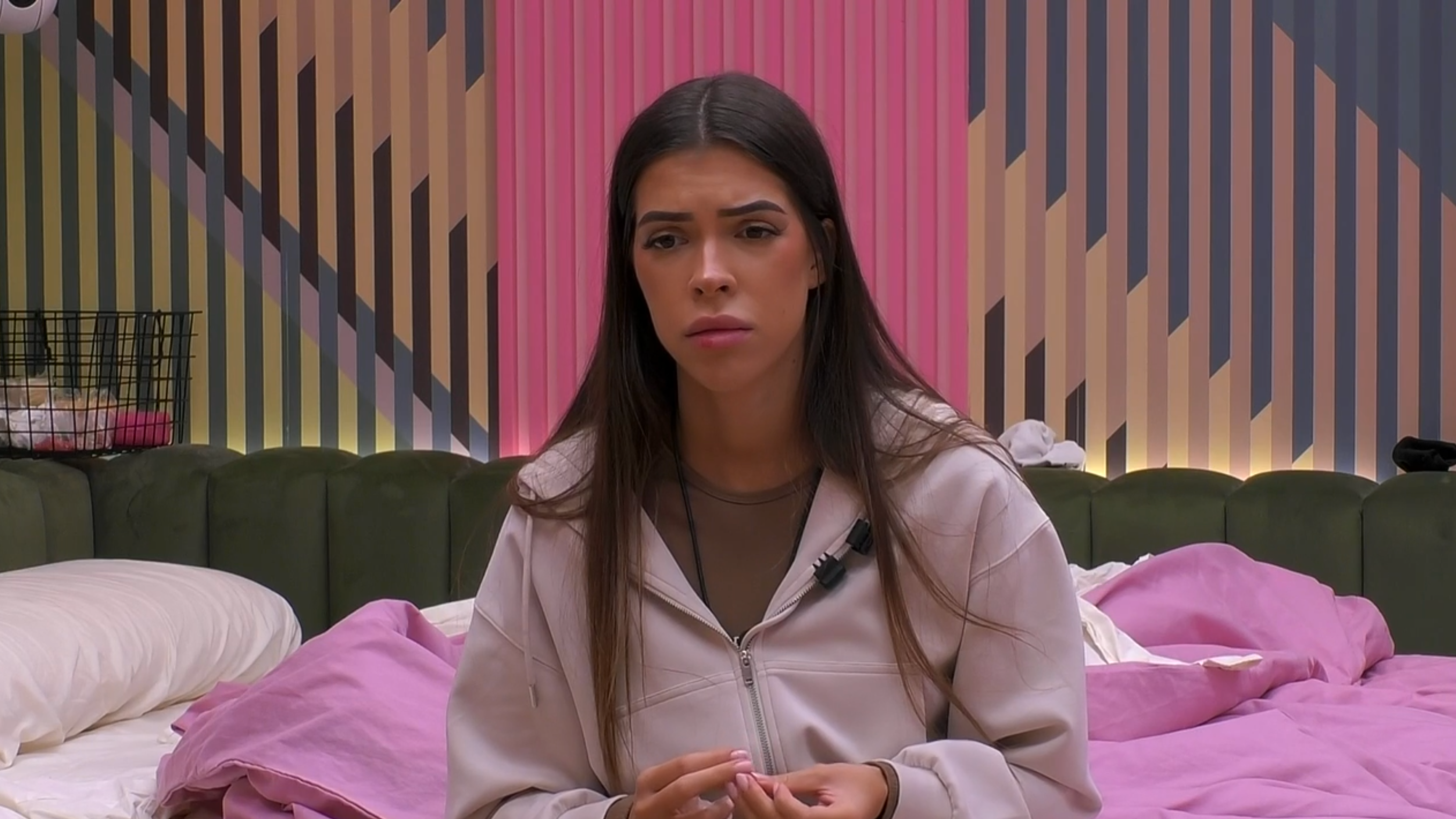 Lucia en la habitación rosa