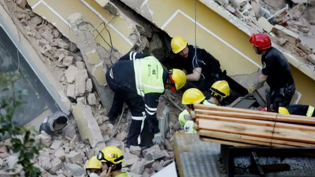 Rescatistas trabajan tras el derrumbe de un edificio en Buenos Aires, en una imagen de archivo.