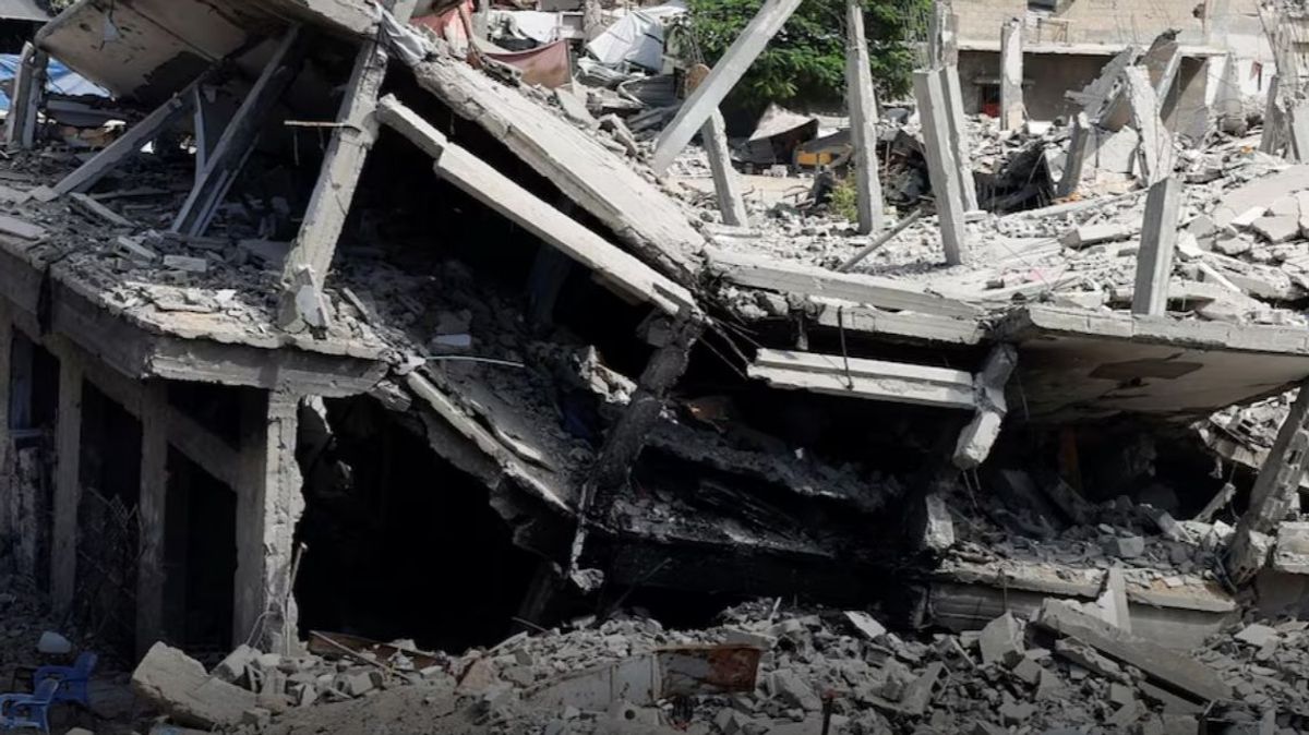 Ruinas de un edificio en un barrio de Gaza, tras los bombardeos de Israel .