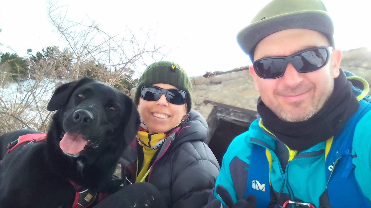 Sara Pascua y Joseba Espinosa con su perro Senda