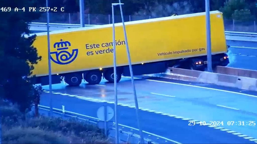 Un camión de Correos, atravesado en mitad de la A-4 a la altura de Santa Elena, Jaén, tras un aparatoso accidente