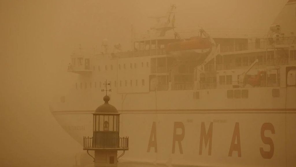 Un ferry atracado en el puerto de Santa Cruz de Tenerife el 23 de febrero de 2020.