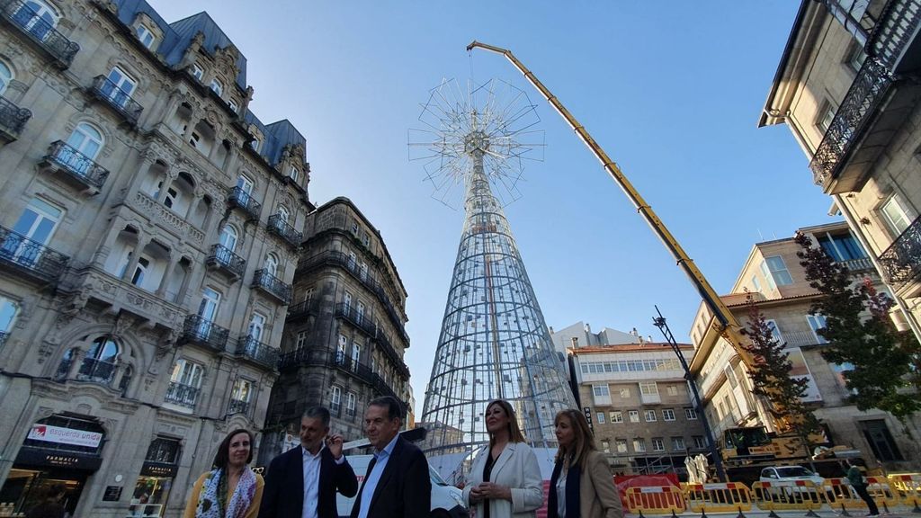 Vigo culmina el montaje del árbol de Navidad que "llegará a Marte" y que, según Abel Caballero, "dará la vuelta al mundo"