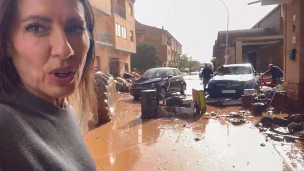 Ángeles Blanco muestra los estragos de la DANA en las calles de Utiel, Valencia