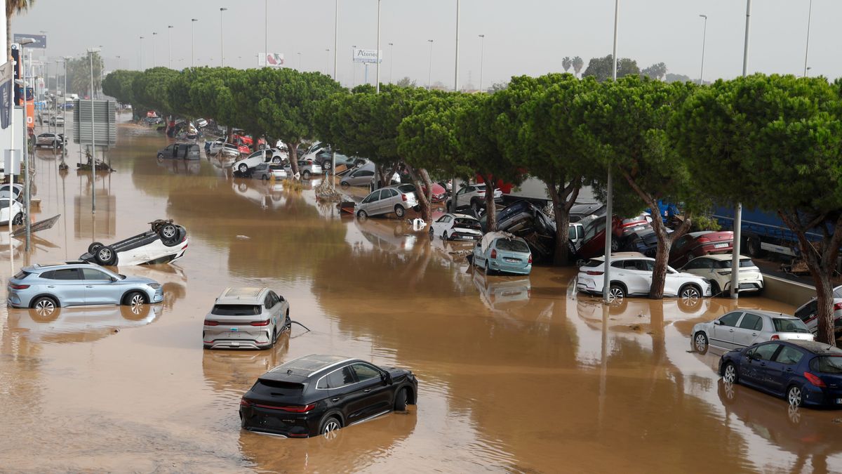 Coches amontonados después de ser arrastrados por la riada