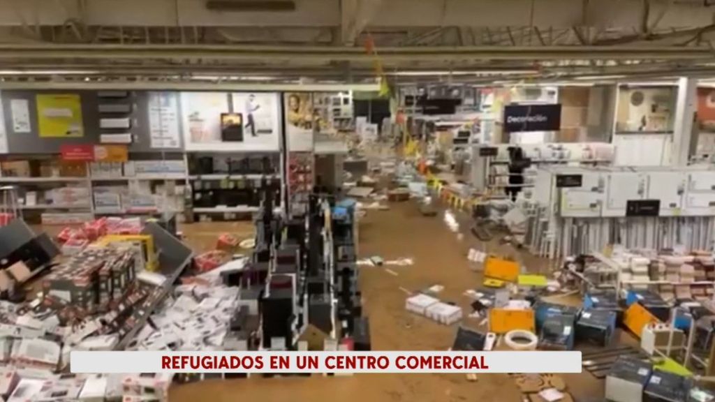 La DANA en Valencia: centenares de personas atrapadas en dos centros comerciales