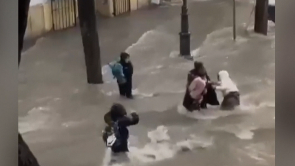 Las fuertes lluvias inundan Jerez por la DANA: una familia a punto de ser arrollada por la riada