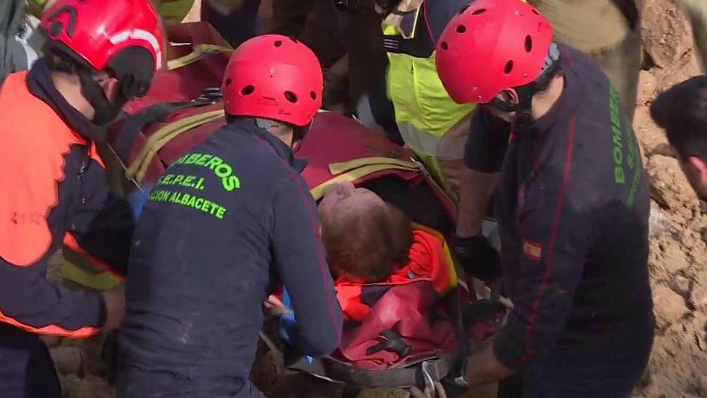 Las impactantes imágenes del rescate de una mujer con vida enterrada bajo escombros en las inundaciones de Letur, Albacete