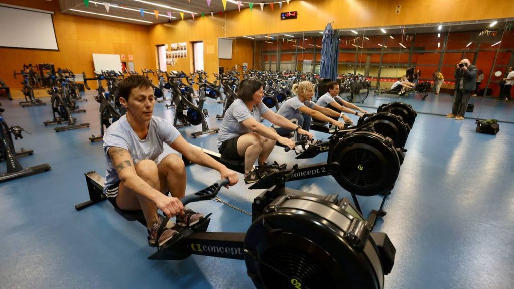 Mujeres con cáncer de mama practican remo en Barcelona