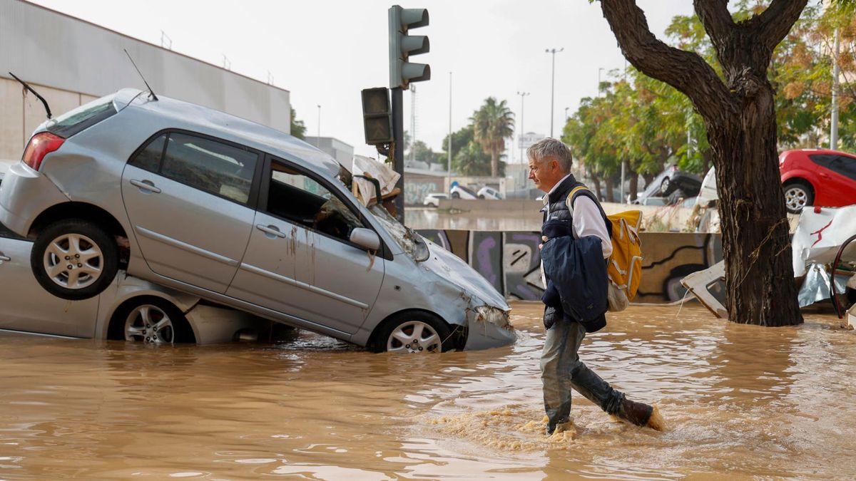 Un hombre caminando por el polígono de Sedaví anegada a causa de las lluvias torrenciales de las últimas horas.