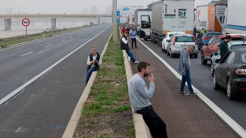 La DANA siembra el caos en carreteras y trenes en Valencia: todas las vías cortadas