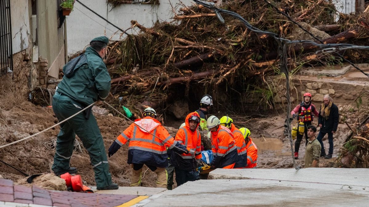 Varios servicios de emergencias ayudan en las labores de rescate, a 29 de octubre de 2024, en Letur, Albacete, Castilla-La Mancha (España)