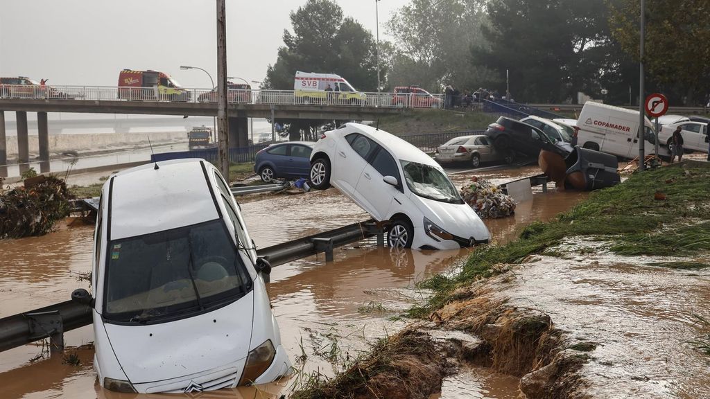 Vehículos en los alrededores de la V-30 tras el paso de la DANA y la subida del cauce del río Turia