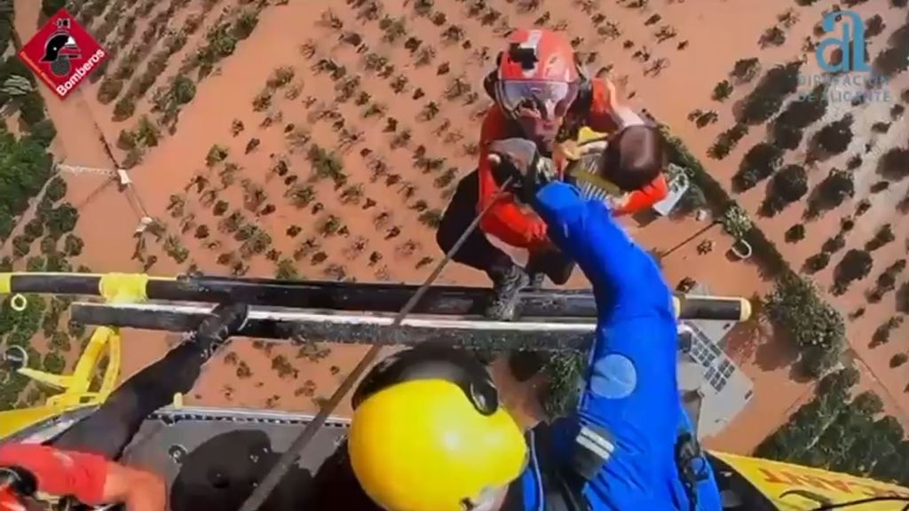 El increíble rescate en helicóptero de un bebé, en Riola