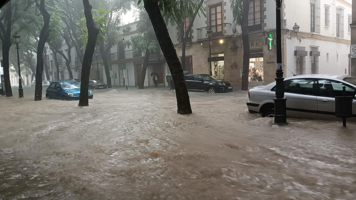 Calle Porvera en Jerez con agua acumulada por las lluvias de la Dana que atraviesa la provincia