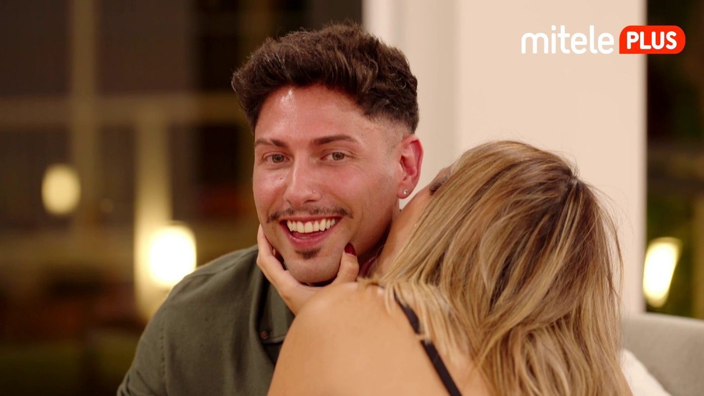 La cita entre Toni y Lucía termina con unos apasionados besos en el cuello - Un amor para Lucía