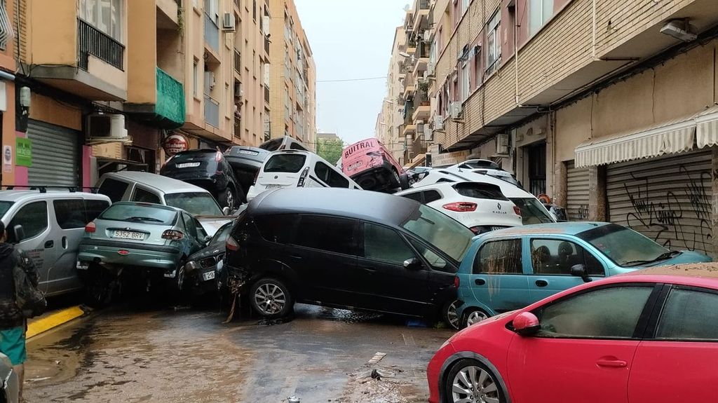 Coches amontonados en una calle de Benetúser