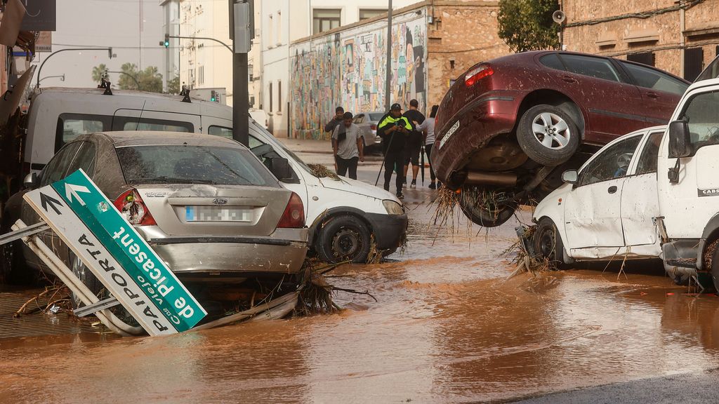 Coches destrozados por la DANA