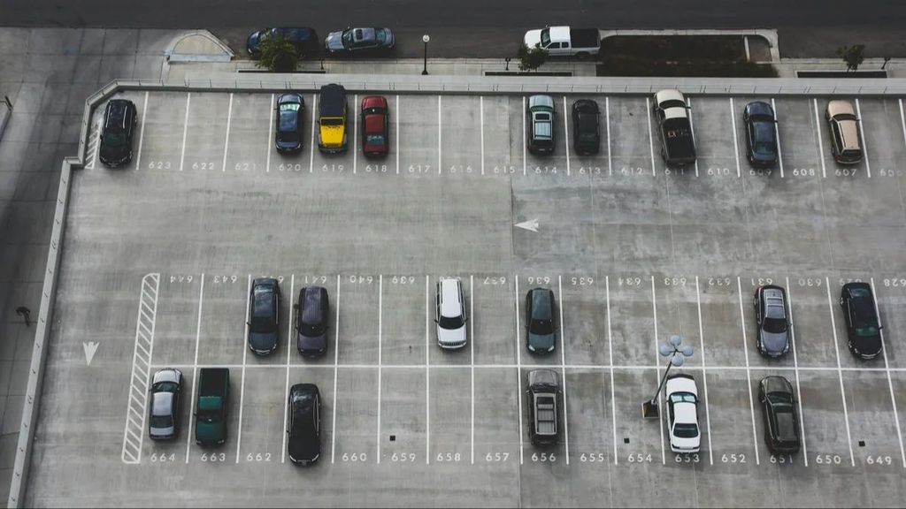 Coches estacionados en un aparcamiento