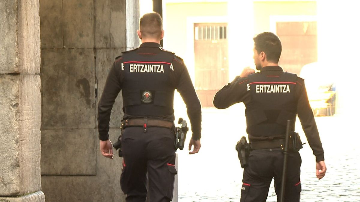 Dos agentes de la Ertzaintza