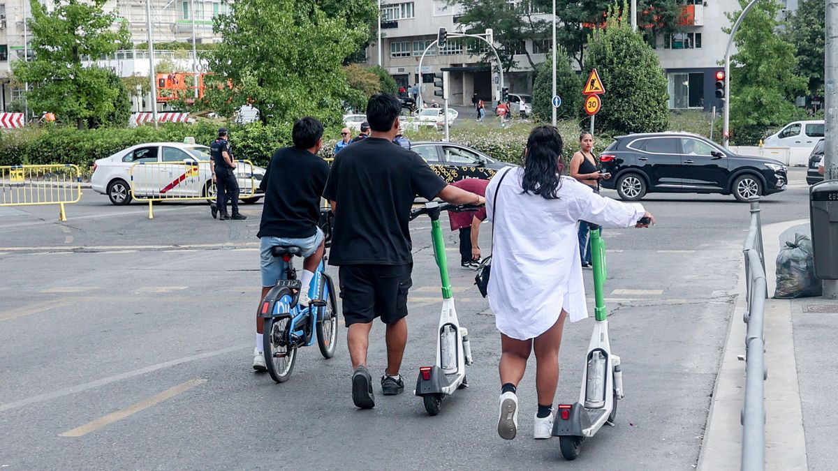 Dos personas circulan en patinete eléctrico, a 7 de septiembre de 2024, en Madrid