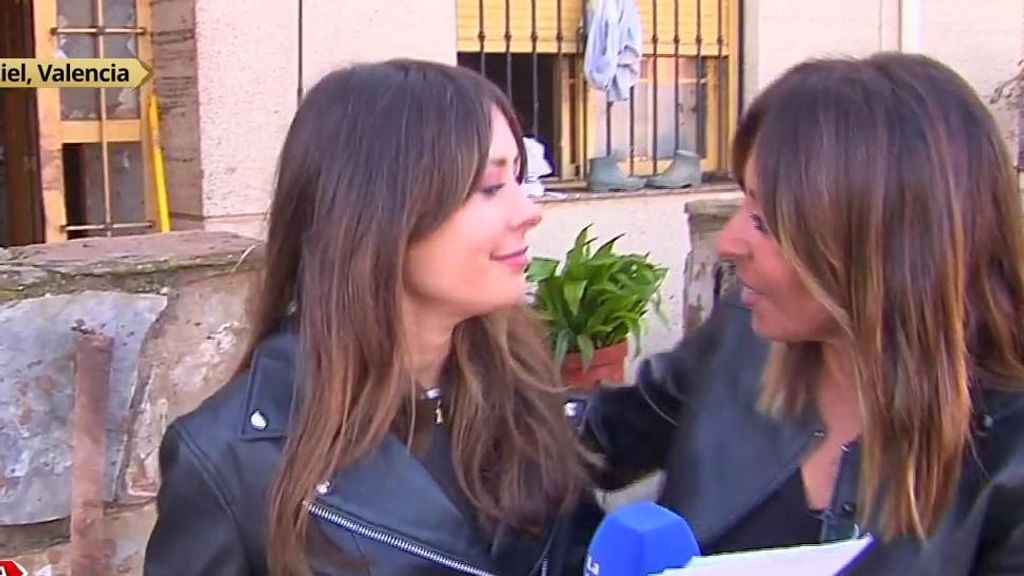 El emotivo abrazo de Ana Terradillos a Arantxa De Fez, compañera de 'La mirada crítica' que lo ha perdido todo con la riada