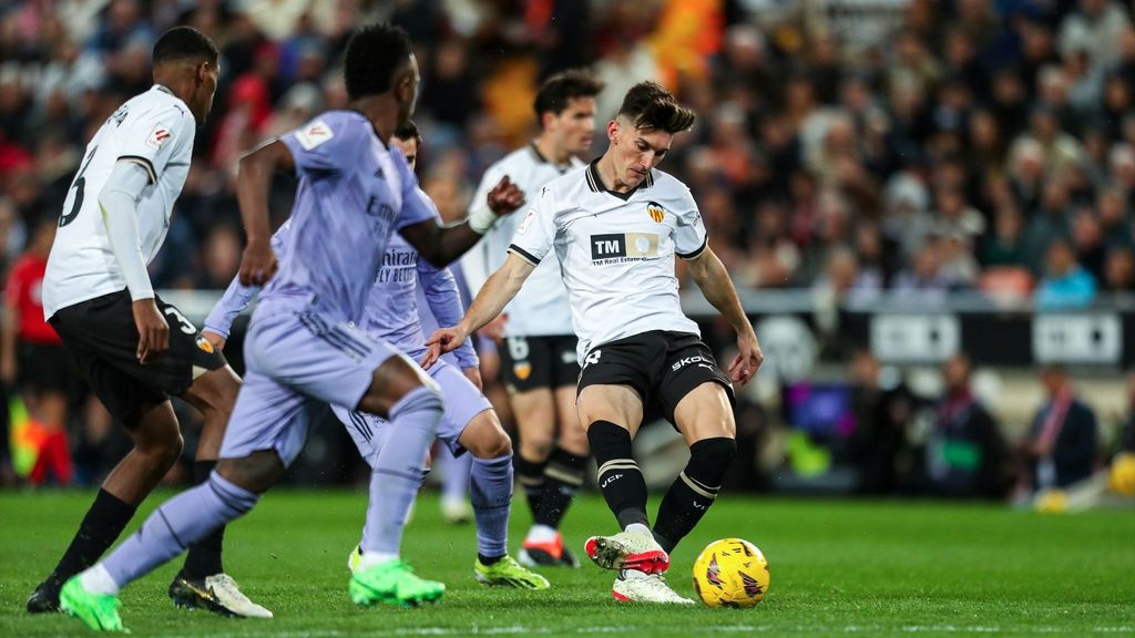 EuropaPress 5799279 jose luis garcia pepelu of valencia in action during the spanish league