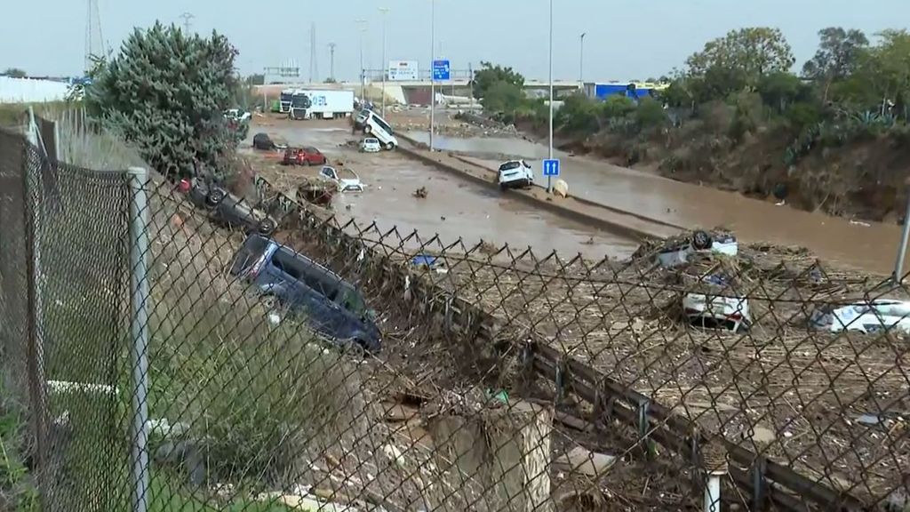 La A-3, una ratonera en Valencia para los que volvían del trabajo: "Seguro que hay más fallecidos, el agua se llevó a gente que bajó del coche"