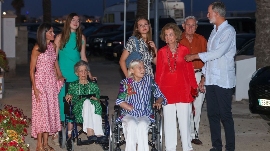 La reina Letizia, la infanta Sofía, Irene de Grecia, Leonor de Borbón, Tatiana Radziwill, la reina Sofía, Jean Henry Fruchaud y el rey Felipe IV, a 4 de agosto de 2024, en Palma de Mallorca.