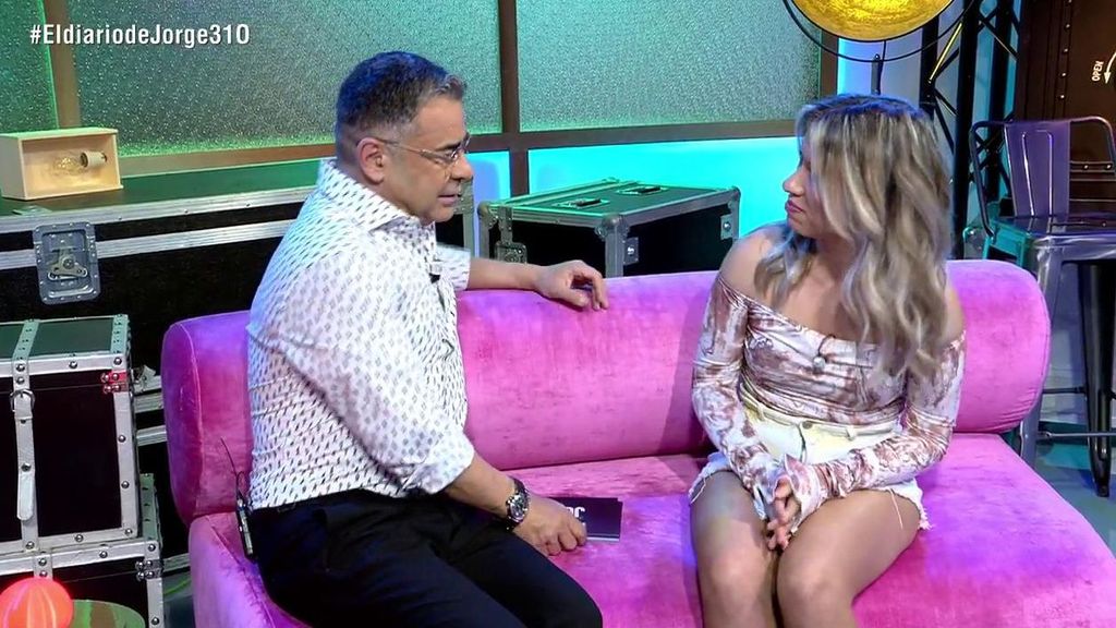 Marta le cuenta su historia a Jorge Javier