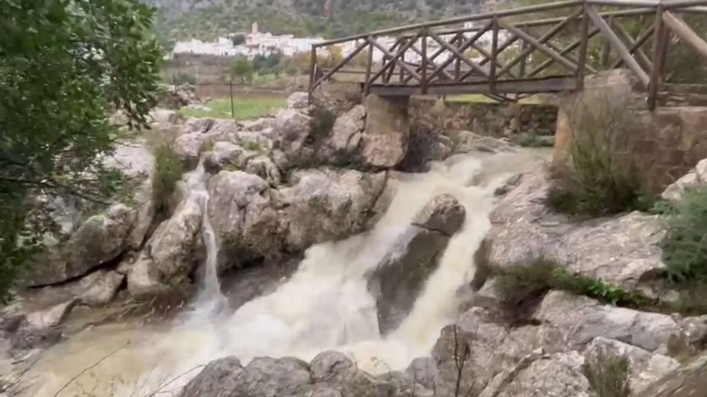 Así baja el agua por la Sima de Villaluenga del Rosario, en Cádiz, tras los 132 litros caídos en las últimas horas