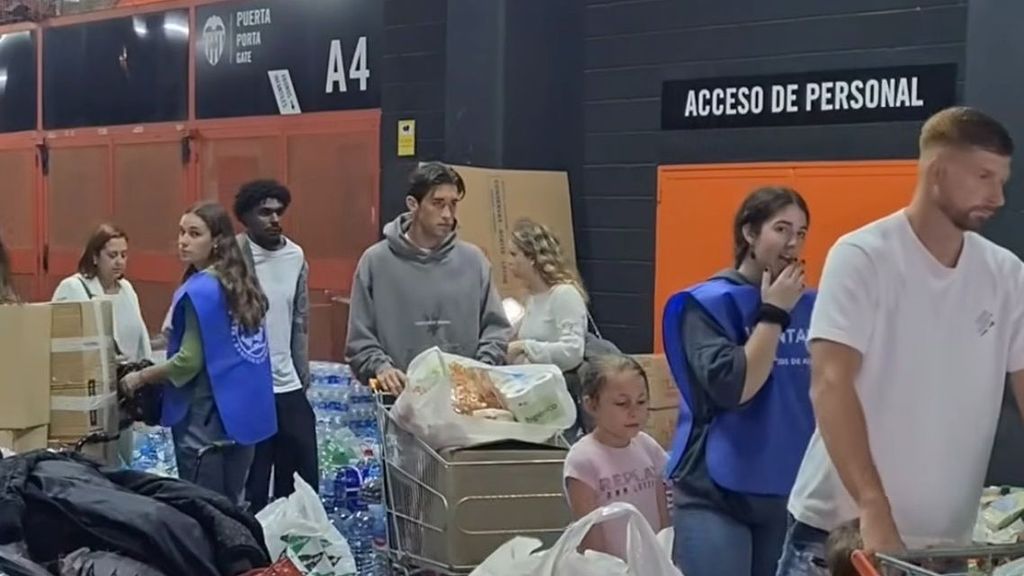 Thierry, Jesús Vázquez y Caufriez, jugadores del valencia, acuden al estadio Mestalla para colaborar en la recogida de alimentos